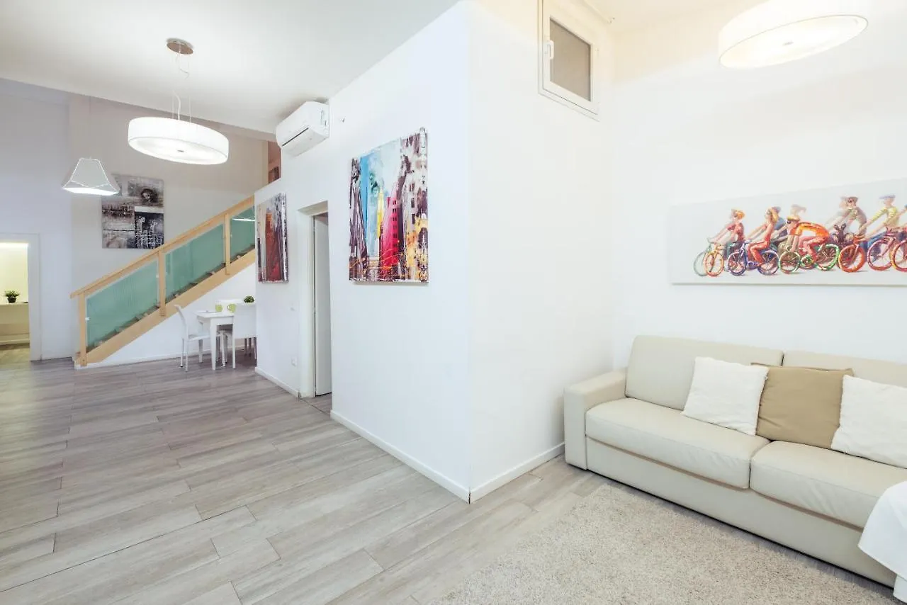 Budapest Easy Flat Oktogon 0*,